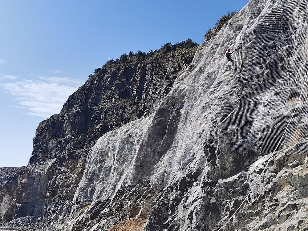 自動防護網鋪裝現場